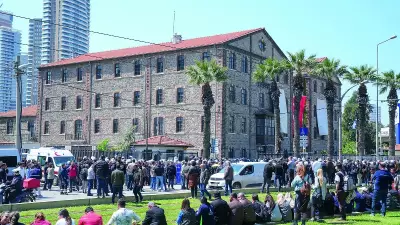 İzmir'de CHP'li Belediyenin Meslek Fabrikası Binaları Tahliye Ediliyor