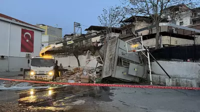 İzmir'de Freni Patlayan Kamyon Okul Bahçesine Devrildi: 1 Yaralı