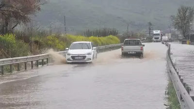 İzmir'de Sağanak Felaketi: Yollar Göle Döndü, Araçlar Mahsur Kaldı