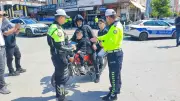 Adana'da polis engelli çocuğu kasksız taşıyan babaya ceza, çocuğa hediye