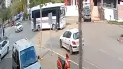 Adana'da Toplu Taşıma Faciası: Açık Kapıdan Düşen Yaşlı Adam Ağır Yaralandı