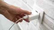 Adaptörünüzü mü unuttunuz? Çözüm odadaki televizyonda gizli!