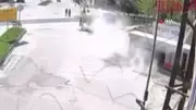 Amasya'da alkollü sürücünün neden olduğu kazada iki genç kız saniyelerle kurtuldu