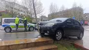 Amasya'da Kontrolden Çıkan Otomobil Duraktakileri Tehlikeye Attı