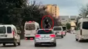 Antalya'da Trafikte Tehlikeli Dans: Seyir Halindeki Araç Üzerinde Gösteri Yaptı