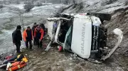 Artvin'de Ambulans Kaygan Yolda Uçuruma Yuvarlandı: 1 Can Kaybı, 4 Yaralı