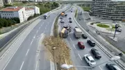 Başakşehir'de Korkutan Kaza: Hafriyat Kamyonu Devrildi, Trafik Felç Oldu