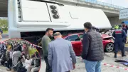 Bartın'da halk otobüsü otomobilin üzerine devrildi, yaralılar var