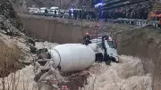Bitlis'te Beton Mikseri Dereye Uçtu: Sürücü Engin Aras Kayıp, Arama Çalışmaları Sürüyor