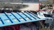 Bursa'da Korkunç Kaza: Cam Elyaf Yüklü Kamyon Bariyerlere Saplandı, 3 Yaralı