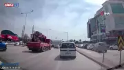 Bursa'da Kırmızı Işıkta Yola Atlayan Yaya Son Anda Kurtuldu