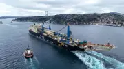 Castorone gemisi İstanbul Boğazı'ndan geçiyor: Trafik çift yönlü durduruldu