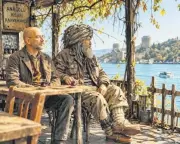 Deli Veli: Toplumun Kıyısındaki Bir Adamın Hikayesi