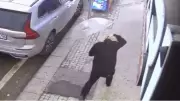 Eskişehir'de kuvvetli rüzgar camı patlattı, yoldan geçen adamın başına düştü