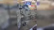 Fenerbahçe Stadyumu Yanındaki İnşaat Duvarı Çöktü: Anı Kameralara Yansıdı