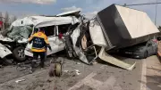 Freni Boşalan Kamyon Korkunç Kazaya Neden Oldu: 5 Yaralı