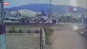 Hatay'da beton mikseri otomobili metrelerce sürükledi: Yaralı var