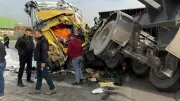 Hatay'da TIR Kazası: Devrilen Konteyner Araçları Hurdaya Çevirdi, 3 Yaralı