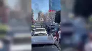 Şişli'de Lüks Cipte Çıkan Yangın Trafiği Kilitledi, 4 Milyon Liralık Araç Hasar Gördü