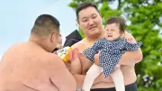 Japonya'da Bebekleri Ağlatma Yarışması: Nakizumo Geleneği