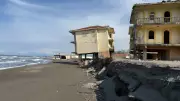 Karasu Sahilindeki Tehlike: Erozyonla Tahliye Edilen Villa Yan Yattı
