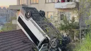 Kağıthane'de Okul Servisi Gecekondunun Çatısına Devrildi: 1 Yaralı