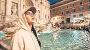 Katy Perry, Trevi Çeşmesi'nde Bozuk Para Bulamayınca Kredi Kartı Attı