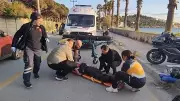 Kuşadası'nda Otomobil-Motosiklet Çarpışması: Motosiklet Durağa Daldı, 2 Yaralı
