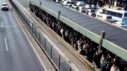 Metrobüs duraklarında yoğunluk isyan ettirdi, yolcular önünü kesti