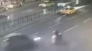 Otomobilin Çarptığı Motosiklet Durağa Daldı: 1 Yaralı