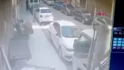 Pendik'te Yola Fırlayan Çocuğa Otomobil Çarptı: Kaza Anı Güvenlik Kamerasında