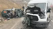 Servis Aracı ile Otomobil Çarpıştı: 1 Kişi Hayatını Kaybetti