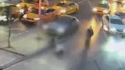 İstanbul'da Feci Kaza: Bayılan Sürücünün Aracı Direğe Çarptı, Devrilen Direk Mısırlı Turisti Yaraladı