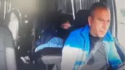 İstanbul'da okul servisi ile kamyonet kafa kafaya çarpıştı: Uyuyan öğrenci koridora düştü