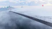 İstanbul'da Yoğun Sis Boğaz'da Büyüleyici Görsel Şölen Oluşturdu