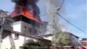 Sultanbeyli'de Tadilat Sırasında Çıkan Yangın İki Bina Çatısını Küle Çevirdi
