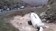 Tatvan'da Beton Mikseri Dereye Uçtu: Sürücü Akıntıya Kapılarak Kayboldu