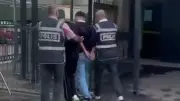 İzmir'de Aranan 2 Firari Hükümlü Depoda Yakalandı