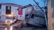 İzmir'de Korkunç Kaza: Freni Boşalan Kamyon Okul Bahçesine Düştü, Şoför Ağır Yaralı