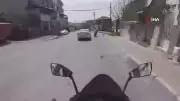 İzmir'de Korna Çalan Motosiklet Sürücüsüne Şiddetli Saldırı: Kask Kamerası Her Şeyi Kaydetti