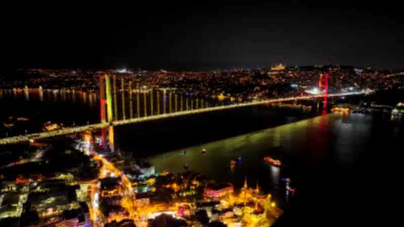 15 Temmuz Şehitler Köprüsü Galatasaray'ın Renkleriyle Aydınlatıldı