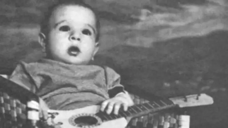 1,5 Yaşında Mikrofona Isınan Efsane: Bu Bebeği Tanıdınız mı?