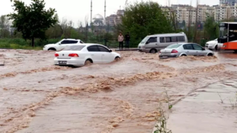 4 İlde Süper Hücre Fırtınası: 1 Ölü, Çatılar Uçtu, Okullar Tatil Edildi