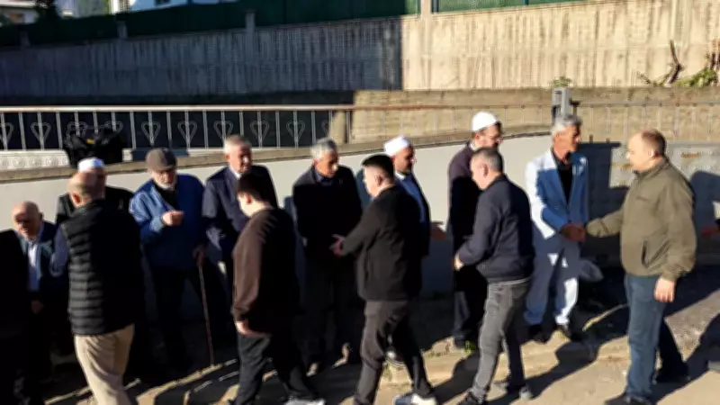 60 yıllık bayramlaşma geleneği bozulmadı: 13 bin kişi 1 km kuyruk oluşturdu