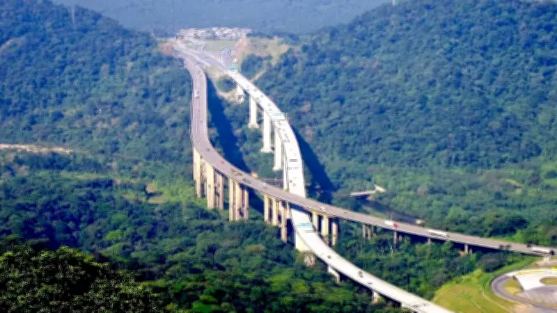 70 Metre Yükseklikte Dağların Üstünde Asılı O Yol