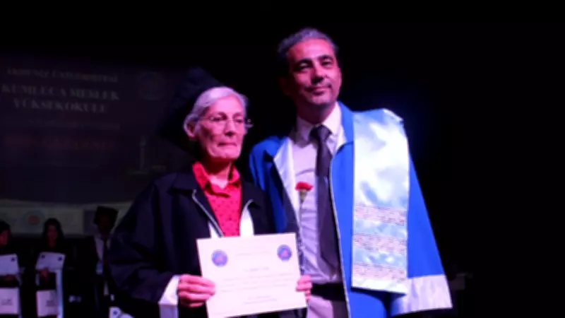 70 yaşında seracılık bölümünü bitirdi, diplomasını dekan oğlundan aldı