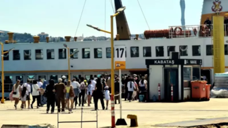 Adalar'a gitmek isteyenler Kabataş İskelesi'nde yoğunluk oluşturdu