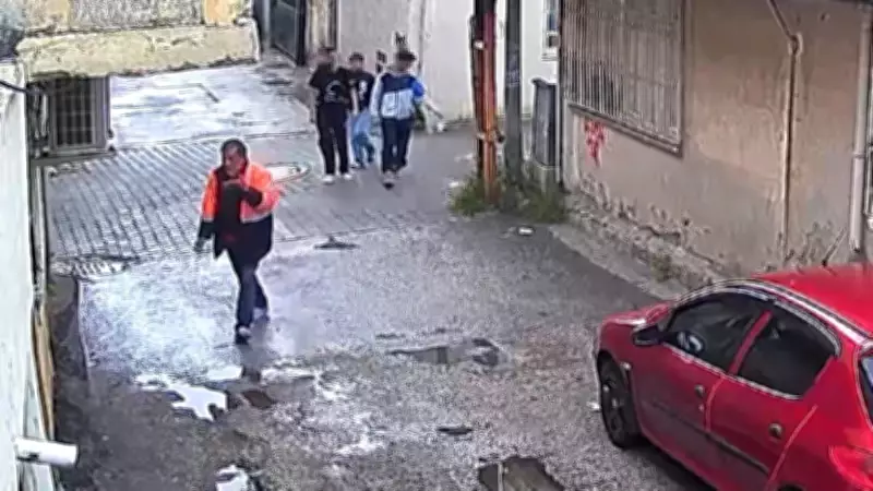 Adana'da 3 Çocuk Evsiz Adamı Sebepsiz Yere Dövdü