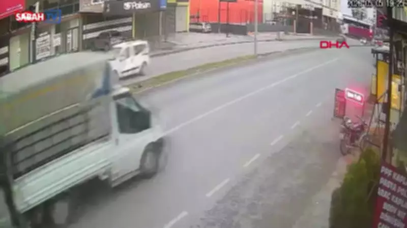 Adana'da kamyonetin kasasından 40 kilo et çalan hırsız kamerada