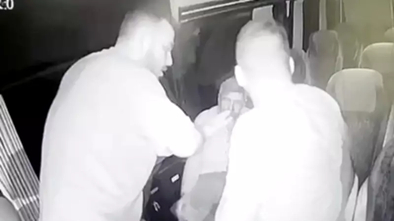 Adana'da Kaza Süsüyle Cinayet: Minibüste Darp Edilen Kişi Öldü, 3 Şüpheli Tutuklandı